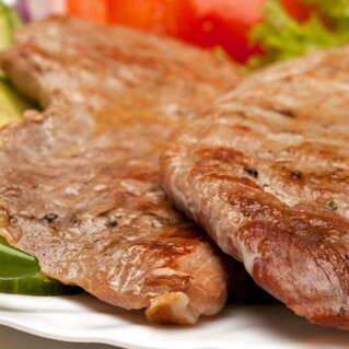 Lonchas de ternera con verduras tiernas