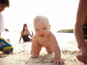 Bebé en la playa: 10 consejos para protegerle