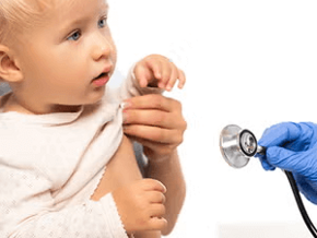 Mi bebé llora al hacer caca pero no está estreñido: ¿qué es la disquecia?