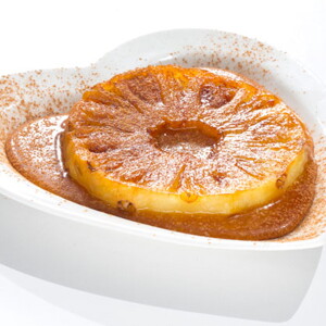 Piña asada con salsa de maracuyá y teja de romero