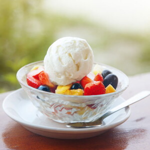 Macedonia de fruta fresca en infusión de romero con helado al caramelo