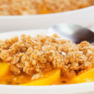 Crumble de chocolate con albaricoques