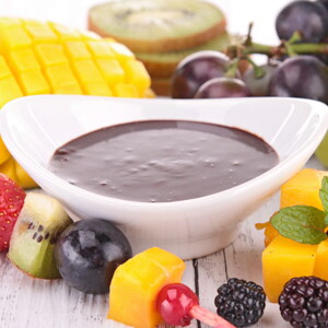 Carpaccio de frutas con salsa de chocolate