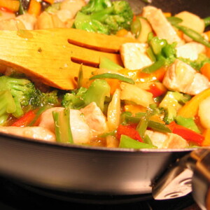 Wok de cerdo caramelizado con pimientos, miel y cilantro