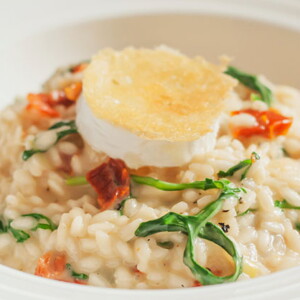 Risotto de verduras de primavera con queso de cabra fresco