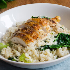 Risotto cremoso con pollo y puerros