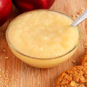 Compota de manzana, plátano y fresa con galleta