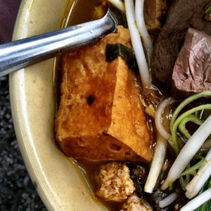 Buey salteado con brotes de soja, verduritas y cilantro