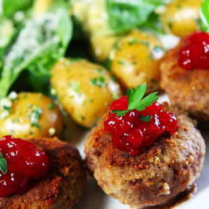 Albóndigas de buey con tomates confitados y brotes de espinacas