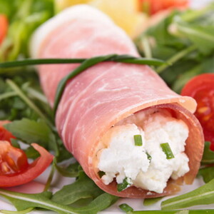 Rollitos de aperitivo de jamón y queso fresco