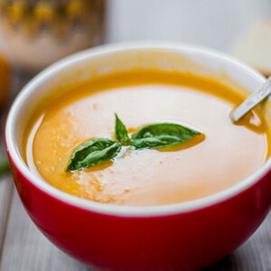 Crema de tomate y patata con yema de huevo