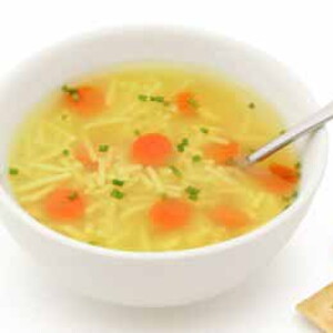 Sopa de pollo, fideos, zanahorias y champiñones