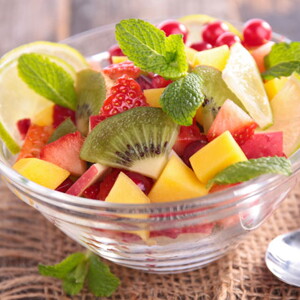 Vasito de fruta a la menta y chantillí chocolateado