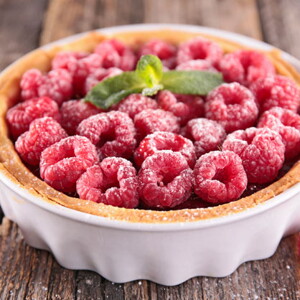 Tarta de frambuesas sobre compota de grosellas y manzanas