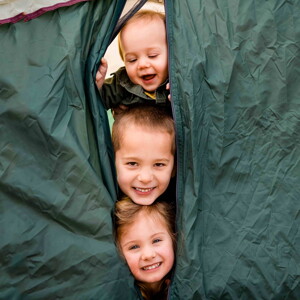 Bebés y niños sonriendo