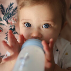 Bebé bebiendo leche