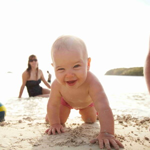 Bebé en la playa: 10 consejos para protegerle