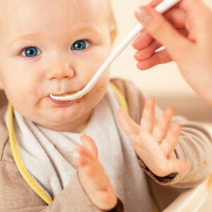 Bebé comiendo comida saludable infantil