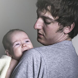 Bebé que no duerme y se despierta llorando