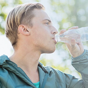Hombre tomando vitaminas para aumentar la fertilidad masculina