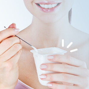 Mujer tomando vitaminas para el embarazo