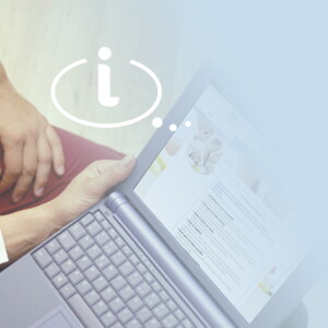 Pareja buscando consejos para amamantar a un recien nacido