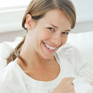 Mujer con alergia en el embarazo da el pecho