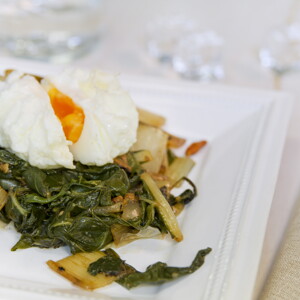 Ácido fólico y embarazo: las acelgas picantes con huevo poché