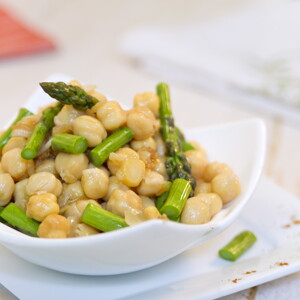 Ácido fólico para embarazadas: receta de garbanzos y espárragos
