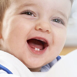 ¿Tu bebé está listo para alimentarse con las manos?