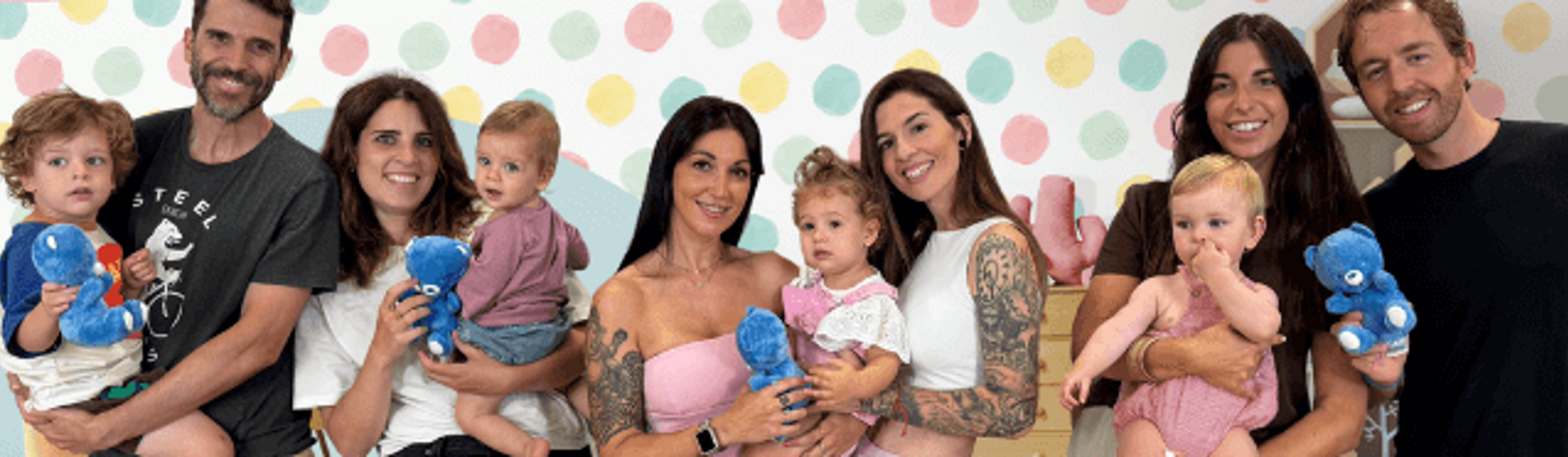 Padres felices sonriendo mientras esperan a su bebé - Nestlé Bebé